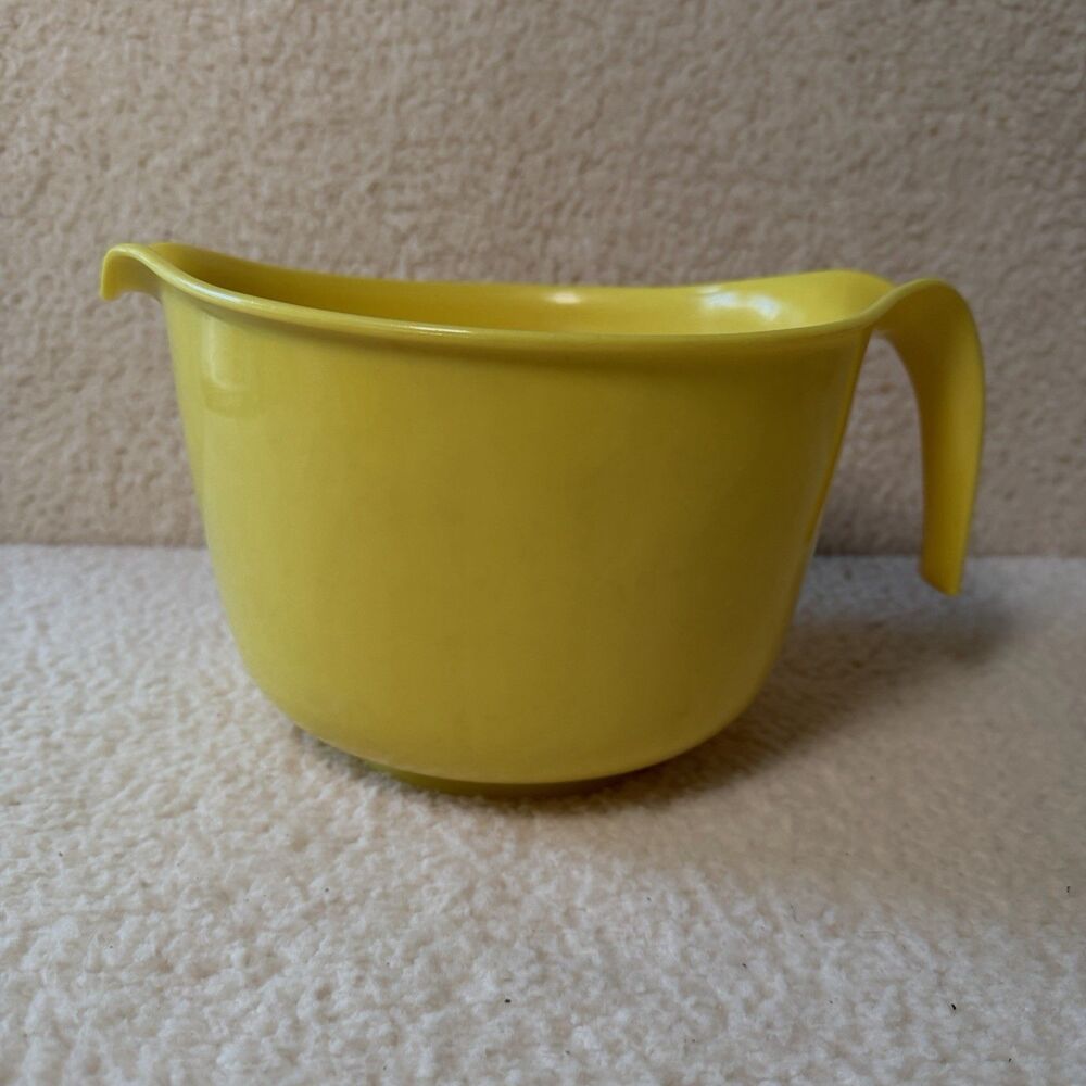 RUBBERMAID 3 QT 12 CUP #2663  YELLOW   MIXING BATTER BOWL W/ POUR SPOUT & HANDLE